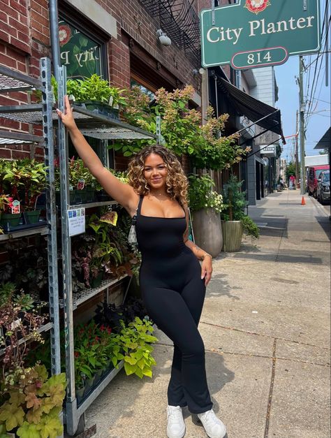 This jumpsuit is a must have ! Flare Jumpsuit Outfit, Jumpsuit Outfit Black Women, Jumpsuit Outfit Black, Outfit Black Women, Casual Playsuit, Jumpsuit Fitted, Jumpsuit For Women, Flare Jumpsuit, Jumpsuit Outfit