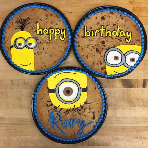 Minion cookie cakes. #cakedecorating #cookies #minions Minion Cookie Cake, Cake Piping Designs, Minion Cookies, Message Cookies, Publix Bakery, Disney Cake Toppers, Cookie Cake Designs, Minion Birthday Cake, Cake Piping