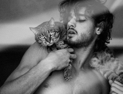 Kit Harrington with a cat!!! Cat Photoshoot, Portrait Men, Men With Cats, Brazilian Male Model, John Snow, Kit Harrington, Marlon Teixeira, By Any Means Necessary, Gra O Tron