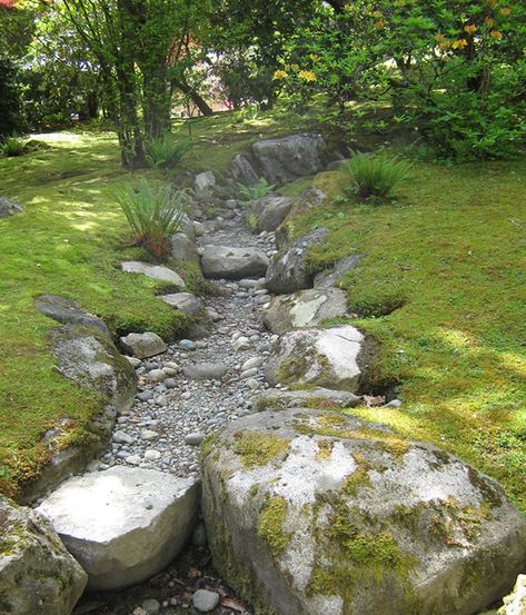 Dry Riverbed Landscaping, Backyard Stream, Garden Stream, Garden Japanese, Japanese Garden Landscape, Pond Landscaping, Backyard Water Feature, Japanese Garden Design, Waterfalls Backyard