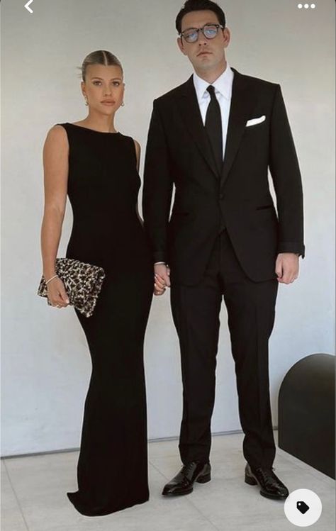 Sofia Richie Formal Outfits, Sophia Richie Black Dress, Sofia Richie Night Outfit, Quiet Luxury Dinner Outfit, Wedding Dinner Guest Outfit, Black Formal Couple Outfit, Date Night Outfit Women Classy, Sofia Richie Black Dress, Outfits For Lunch With Family