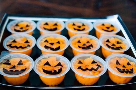 Buffet Halloween, Kids Halloween Food, Dulces Halloween, Halloween Class Party, Halloween Foods, School Halloween Party, Halloween Fest, Harvest Party, Halloween Preschool