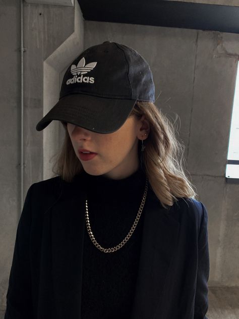 Adidas Baseball Cap Outfit, All Black Outfit With Baseball Hat, Casual Black Baseball Cap For Party, Adidas Cap Outfit, Black Baseball Cap Aesthetic, Black Vintage Style Baseball Cap, Vintage Black Baseball Cap For Winter, Black Cap Outfit, Baggy Tshirt