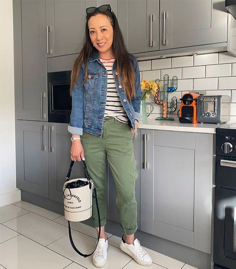 Fall Outfits With Green Cargo Pants, Olive Utility Pants Outfit, Olive Green Cargo Pants Outfit Casual, Hunter Cargo Pants Outfit, Green Cargo Pants Jean Jacket, How To Wear Army Green Pants, Green Kacki Pants Outfit, Green Cargo Capris Outfits, Crop Cargo Pants Outfit