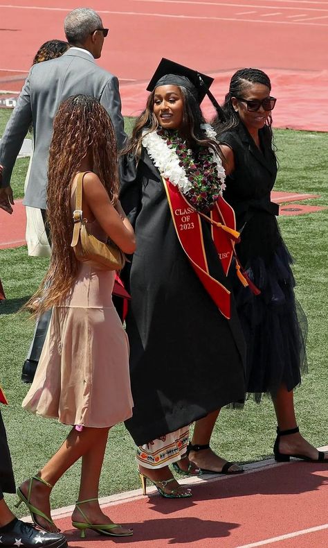 Barack and Michelle Obama watch Sasha graduate from USC Michelle Obama Funny, Sasha Obama 2023, Sasha And Malia Obama, Sasha Obama Style, Graduation Vibes, Michelle Obama Flotus, Obama Sisters, Diva Chic, Barack And Michelle Obama