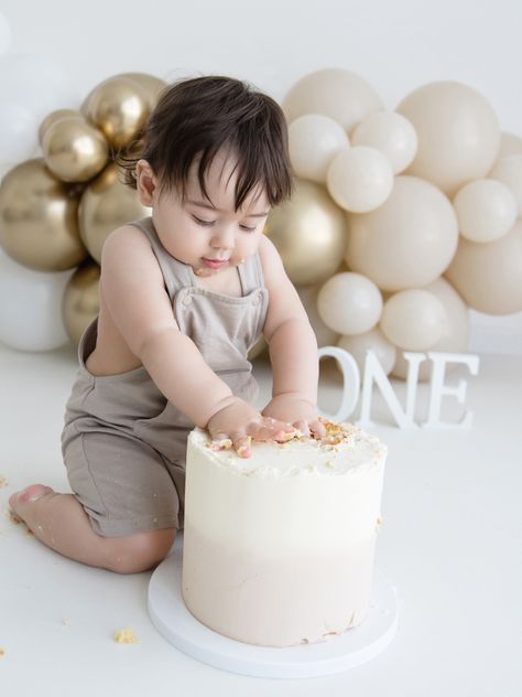 Little boy smashing cake during cake smash photoshoot Balloon Arch Cake Smash, Minimal Cake Smash Photoshoot, Simple Boy Cake Smash, Balloon Smash Cake, Smash Cake Baby Boy, First Birthday Boy Cake Smash, Megan Foster, Cake Smash Ideas, Cake Smash Boy