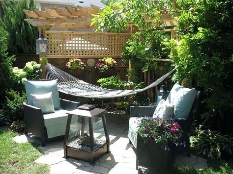 8 DIY Ideas For Your Garden This Summer Hammock Decor, Backyard Splash Pad, Patio Hammock, Roof Garden Design, Backyard Hammock, Outdoor Hammock, Backyard Living, Outdoor Backyard, Small Backyard Design