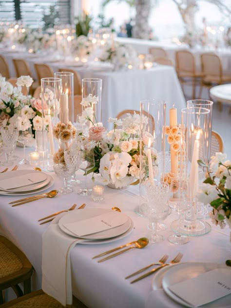 Classy Wedding Colors Romantic, Romantic Elegance Wedding, Elegant Wedding Reception Tables, Classic Elegant Wedding Aesthetic, Aesthetic Wedding Colors, Quite Luxury Wedding, Classy Wedding Table Settings, Cabo Wedding Flowers, Wedding Decorations Elegant Classy