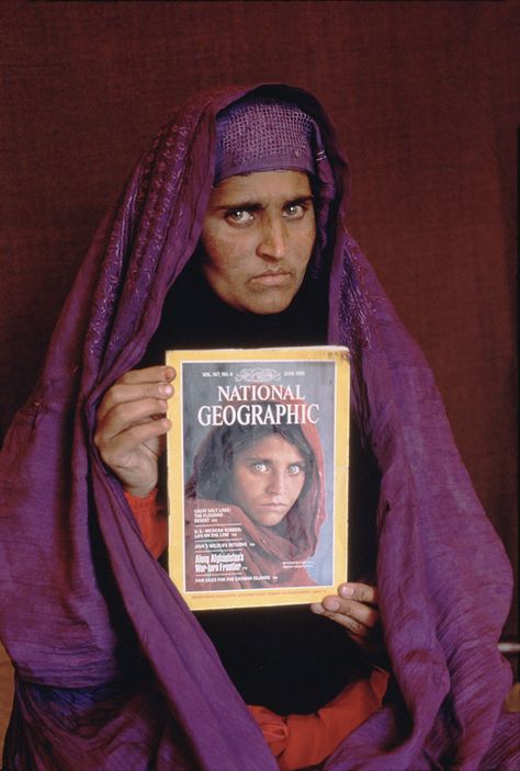 Afghanistan Women, Afghan Girl, Steve Mccurry, National Geographic Magazine, Annie Leibovitz, Interesting History, Foto Art, Iconic Photos, People Of The World