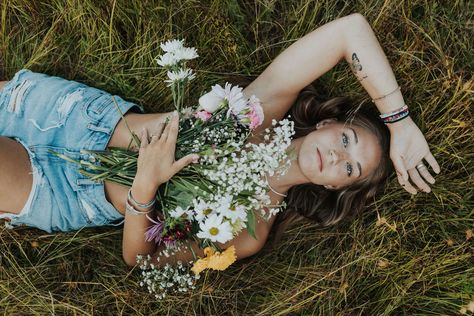 Summer Flower Pictures, Flower Field Birthday Photoshoot, Picture In Flower Field, Photoshoot Flower Top, Flower On Chest Photoshoot, Flower Tops Photoshoot, Model Flower Photography, Unique Field Photoshoot, Spring Summer Photoshoot