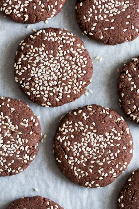 Chocolate tahini cookies Meat Animals, Tahini Cookies Recipe, Tahini Chocolate Chip Cookies, Food Minimalist, Tahini Chocolate, Chocolate Tahini, Lazy Cat Kitchen, Tahini Cookies, Recipes Meat