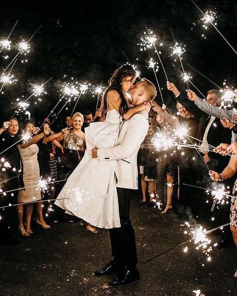 Diy Wedding Planning, Wedding Exits, Wedding Picture Poses, Wedding Sparklers, Future Wedding Plans, Wedding Photos Poses, Wedding Goals, Wedding Photography Poses, Wedding Photo Inspiration