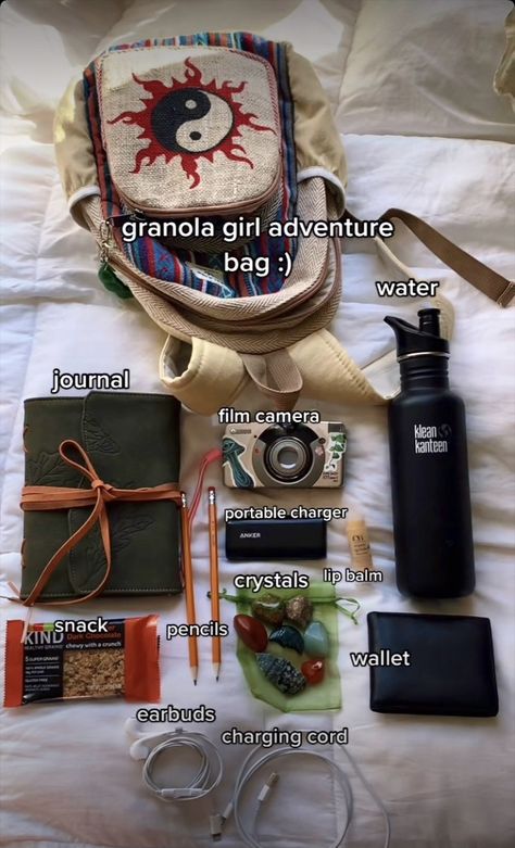 Whats In My Hiking Bag, Adventure Bag Aesthetic, Adventure Bag Essentials, School Bag Essentials For Teens, Travel Backpack Aesthetic, Inside My Bag Aesthetic, Bag Essentials School, Backpack Tour, Whats In My Backpack