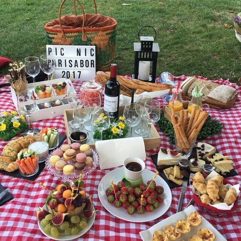 Pinterest Picnic, Romantic Picnic Food, Preppy Picnic, Fancy Picnic, Picnic Date Food, Romantic Picnic, Picnic Inspiration, Backyard Picnic, Summer Party Decorations