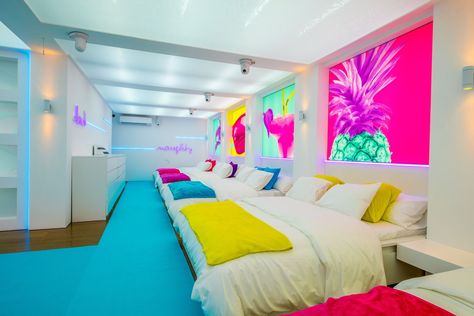 Love Island Bedroom, Love Island Decor, Love Island House, Hen House Ideas, Diy Hen House, Love Island Australia, Emily Room, Love Island Villa, Tropical Room