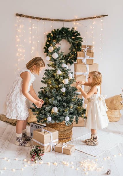 Holiday Studio Setup, Mini Christmas Photo Shoot, Christmas Family Photos White Background, Christmas Decorations Photoshoot, Indoor Christmas Photoshoot Backdrop, Christmas Decor For Photoshoot, Christmas Mini Sessions Indoor Setup, Christmas Setup Photography, White Christmas Mini Sessions