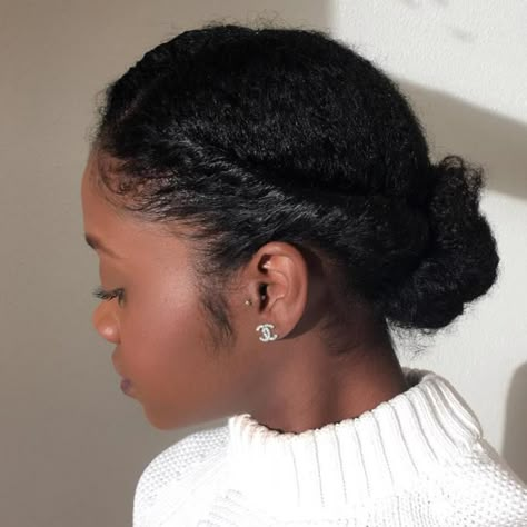 This would be a nice simple updo for work. Aspiring to be a teacher, this style would be quick and easy but still a hint of professionalism. Work Updo, Cabello Afro Natural, Simple Updo, Transitioning Hairstyles, Protective Hairstyles For Natural Hair, Marley Twists, Pelo Afro, 4c Hair, Big Chop