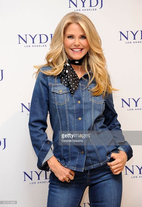 Christie Brinkley is rocking the natural brows. This super model has a super great arch in her eyebrows that make us fall head over heels! #christiebrinkley #christiebrinkleyeyebrows #browwaxing #bareelegance #sandiego #eyebrowwaxingsandiego #celebrityeyebrows #socal #lajalla #UTC #supermodel Farrah Hair, Farrah Fawcett Hair, Fawcett Hair, Celebrity Eyebrows, Growing Out Bangs, Feathered Bangs, Wavy Lob, Medium Layered Hair, Christie Brinkley