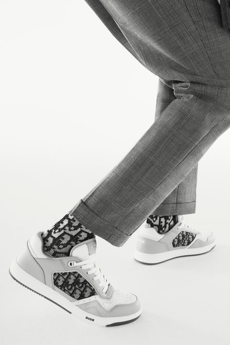 Channeling diverse inspirations, from '80s tennis shoes to the skateboarding universe, this season’s must-have sneaker, the 'B27' designed by Kim Jones, combines Dior's leatherworking heritage with an urban, sporty, refined line. The shoe’s sophisticated assemblage sees inlays layered to create a unique, 3D effect. Features include "CD" logo-shaped eyelets, and a striking multi-material finish, with contrasting inserts in the 'Dior Oblique' motif or the 'Dior Oblique Galaxy' perforated leather. 80s Tennis, Dior Fashion Show, Dior Men, Dior Sneakers, Kim Jones, Oxford Boots, Dior Oblique, Luxury Sneakers, Dior Shoes