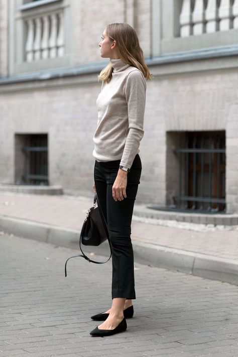 OATMEAL CASHMERE Black Pants Work Outfit, Black Pants Work, Look Legging, Fall Fashion Coats, Black And White Outfit, Summer Work Outfits, Fall Outfits For Work, Classy Work Outfits, Fashion Blogger Style