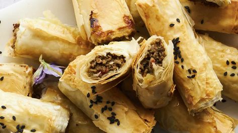 Phyllo Rolls with Ground Beef Phyllo Appetizers, Phyllo Rolls, Philo Dough, Turkey Appetizers, Beef And Veggies, Phyllo Dough Recipes, Protein Veggies, Food Dolls, Beef Roll