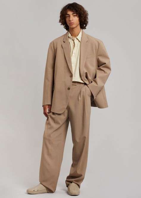 Beo Suit Pants - Latte Mens Award Show Fashion, All Tan Outfit, Modern Groomsmen Attire, High Fashion For Men, Grunge Suit Men, Man Fashion 2024, Non Binary Suit, Baggy Suits Men, Suit Man Wedding