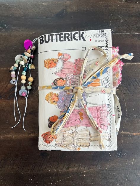 EmerySkyStudio - Etsy Camping Junk Journal, Junk Journal Pockets And Tucks, Mini Book Tutorial, Handmade Journals Diy, Scrapbook Photo Album, Pattern Journal, Journal Books, Diy Journal Books, Paper Scrapbook