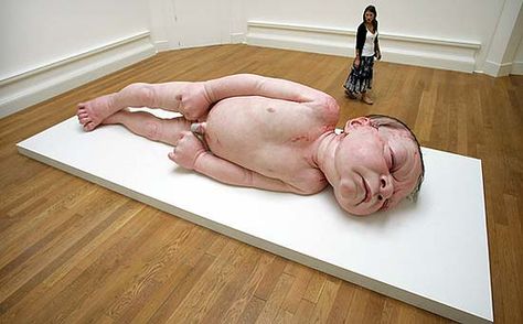 A very large newborn baby (sculpture) we were shown this in 2d today. it took everything in me not to show how grossed out i was. Ron Mueck, Hyper Realistic Paintings, Gallery Of Modern Art, Realism Art, Hyperrealism, Contemporary Fine Art, Photorealism, Human Condition, Heart Art