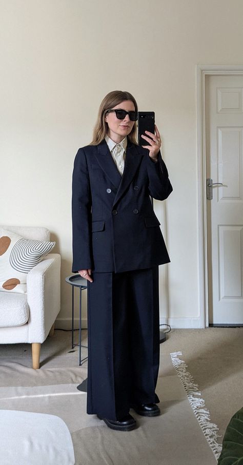 A woman stands in front of a mirror. She wears black sunglasses, a buttoned-up ecru coloured shirt, navy double-breasted blazer, navy wide leg trousers and flat black boots. Navy Suit Women Outfit, Oversized Suit Outfit, Women Suit Outfits, Navy Blazer Outfit, Womens Suit Outfits, Flat Black Boots, Navy Blazer Outfits, Recreating Outfits, Oversized Suit