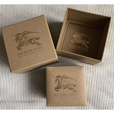 Burberry packaging is everything. Burberry Rebrand, Burberry Packaging, Luxury Brand Packaging, Paper Carrier Bags, Gift Card Design, Fashion Packaging, The Black Label, Premium Packaging, Packaging Ideas