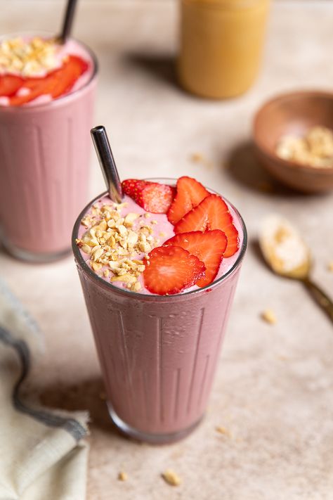 High Protein Vegan Peanut Butter Strawberry Banana Smoothie (No Protein Powder) Alkaline Vegan Recipes, Coffee Trends, Peanut Butter Strawberry, Aesthetic Smoothie, Calorie Breakfast, Banana Protein Smoothie, Happy Weight, Vegan Smoothie Recipes, Calorie Snacks