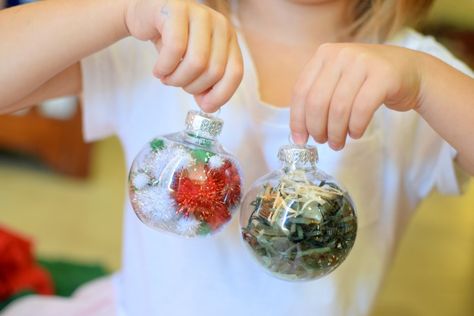 Set up a Christmas ornament station for preschool, kindergarten, or elementary class party.  Let kids add different Christmas goodies to work on fine motor skills and make a beautiful keepsake ornament to take home! Ornament Station, Invitation To Create, Christmas Kids Crafts, Christmas Party Games For Kids, Christmas Cookie Party, Circle Time Activities, Party Games For Kids, Christmas Crafts For Toddlers, Crafts For Toddlers