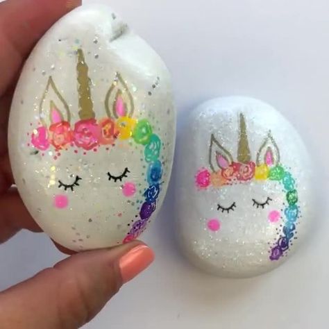 Uppfostra Barn, Unicorn Paint, Unicorn Painting, Rock Painting Tutorial, Art Pierre, Unicorn Crafts, Painted Rocks Kids, Painted Rocks Craft, Painted Rocks Diy