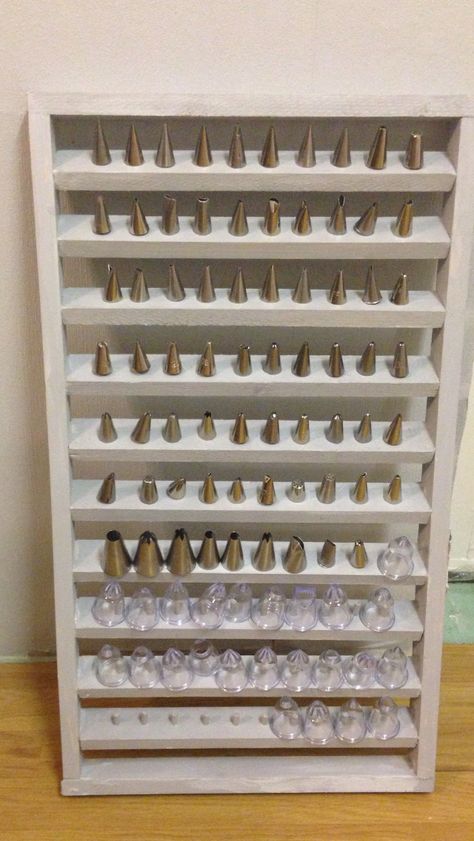 A clever way to store your pipping tips hand made my self Piping Tips Organization, Sprinkles Organization Ideas, Bakery Storage Ideas, Piping Tip Storage, Baking Room Design, Bakery Organization Ideas, Baking Tools Organization, Baking Supplies Organization, Baking Room