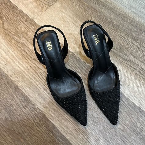 Zara black pointed toe sparkle heel Sparkly Pointy Heels, Zara Heels 2024, Zara Shoes 2024, Zara Heels Outfit, Black Pointed Heels Outfit, Pointed Shoes Outfit, Pointed Toe Heels Outfit, Point Toe Heels Outfit, Elegant Heels Classy