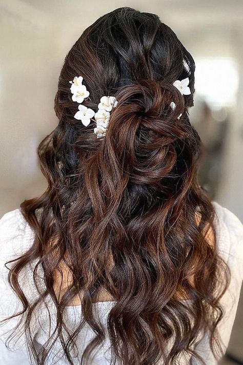 Totally into gorgeous bridal hair look half down style. Join me for more ideas, and drop a comment on your favorites. Romantic Braid, Beautiful Wedding Hair, Vintage Curls, Wedding Hair Half, Vintage Waves, Boho Twists, Bridal Hair Inspiration, Half Updo, Breathtaking Wedding