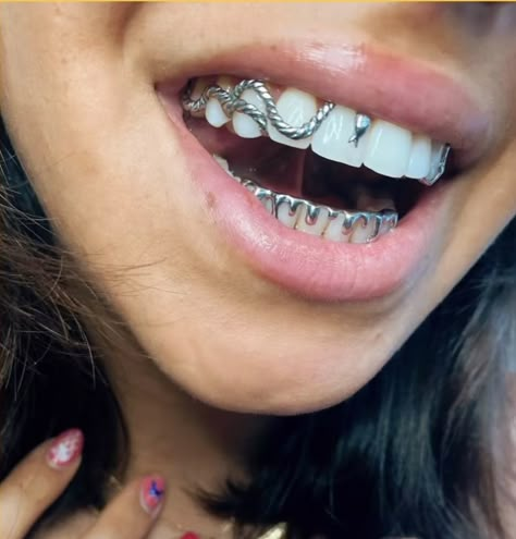 Gangsta Grillz, Girl Grillz, Fang Grillz, Taper Fade Curly Hair, Pretty Teeth, Dental Jewelry, Grillz Teeth, Diamond Teeth, Custom Grillz