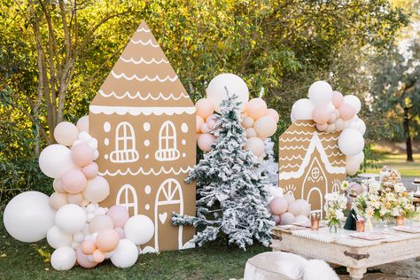 A Sweet Gingerbread Christmas Kid's Party • Beijos Events Ginger Bread Birthday Party Theme, Christmas Birthday Snacks, Diy Gingerbread House Backdrop, Christmas Birthday Table Decor, Gingerbread 1st Birthday Party, Cheap Christmas Party Decorations, Pink Gingerbread Birthday Party, Christmas Table Kids, Gingerbread First Birthday