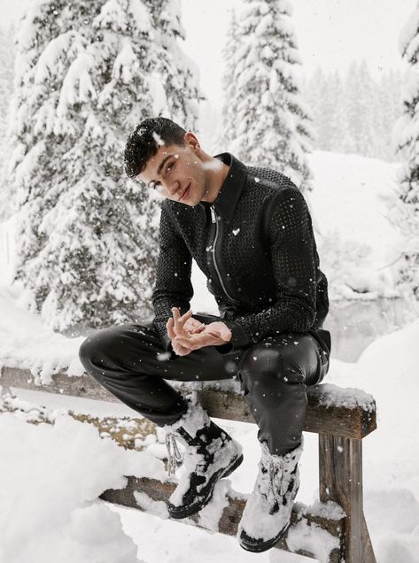 Snow Senior Pictures, Winter Senior Pictures, Snow Photoshoot, Winter Portraits, Snow Photography, Travel Pictures Poses, Men Photoshoot, Winter Photoshoot, Winter Photo