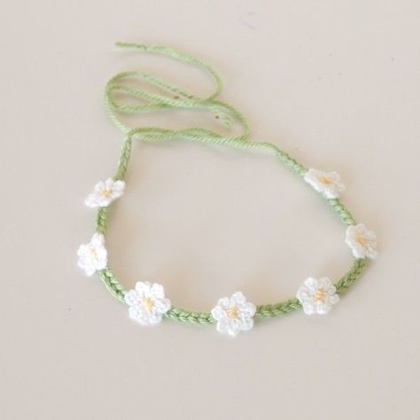 Headband Crochet Ideas, Crochet Daisy Pattern Free, Crochet Daisy Chain, Crochet Accessories Jewelry, Knit Daisy, Crochet Hair Tie, Crochet Photography Props, Crochet Flower Headband, Crochet Photography