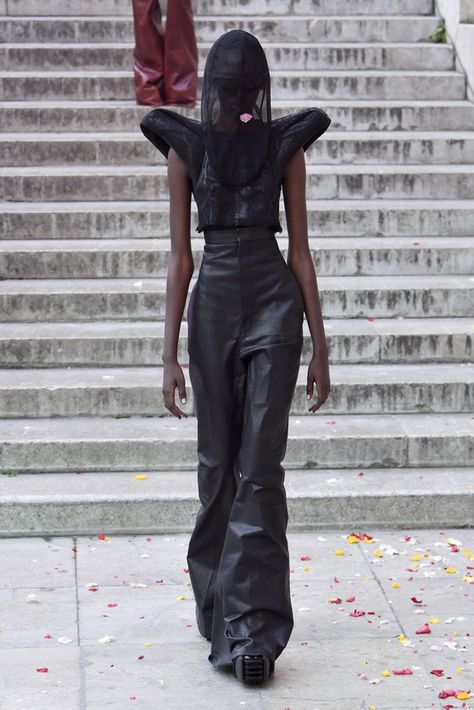 Rick Owens - Ready-to-Wear - Runway Collection - Women Spring / Summer 2024 Rick Owens 2002, Rick Owens Dress Outfit, Rick Owens Runway, Rick Owens Pants, Rick Owens Fashion, Rick Owens Dress, Photograph Video, Spring Summer 2024, Runway Collection