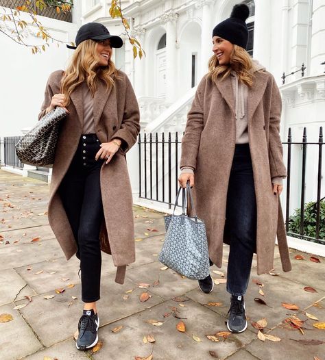 1,489 Me gusta, 34 comentarios - Sarah & Philippa (@wearetwinset) en Instagram: "Layered up in our Autumn staples 🖤 http://liketk.it/319Kp #liketkit @liketoknow.it" Taupe Coat Outfit, Autumn Staples, Coat Outfit, Paris Outfits, Camel Coat, Coat Outfits, Sporty Look, Street Style Outfit, Womens Fashion Trends