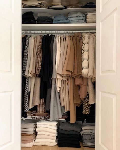 Clean Room Aesthetic, Wardrobe Organisation, Clothes Closet Organization, Cleaning Out Closet, Coat Closet, The Home Edit, Fashion Jackson, Cleaning Closet, Neue Outfits