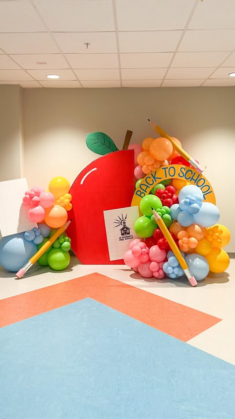 Back To School Balloon Ideas, Back To School Backdrop Ideas, Apple Backdrop, Stand For Backdrop, Back To School Balloon Arch, First Day Of School Backdrop, Back To School Photo Backdrop, Back To School Balloons, Back To School Backdrop