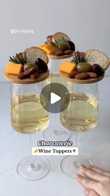 Charcuterie Wine Glass Topper, Charcuterie Wine Topper, Wine Glass Charcuterie Board, Charcuterie Personal, Jarcuterie Ideas, Snacks With Wine, Wine Charcuterie Board, Wine Glass Charcuterie, Wine Toppers