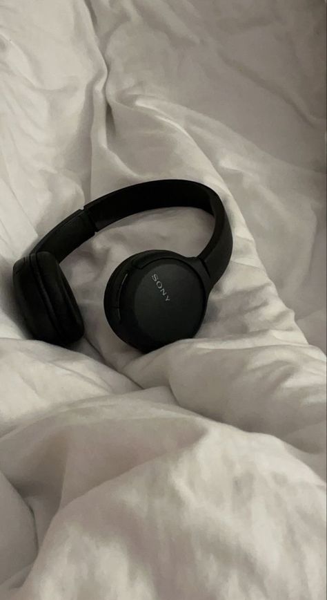 Black Headphone Aesthetic, Aesthetic Headphones Photo, Sont Headphones Aesthetic, Headphones Wireless Aesthetic, Guy With Headphones Aesthetic, Headphones Aesthetic Black, Headphone Pictures, Big Headphones Aesthetic, Wearing Headphones Aesthetic