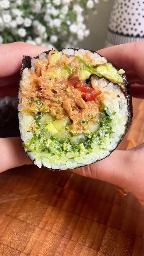 THIS is the recipe to try if you’ve ever struggled with making your own sushi. Rolling one big sushi ‘burrito’ is so much easier! This lovely recipe combines two very viral things – the ultra-popular Joe & The Juice tunacado sandwich, and a sushi burrito. Just fill, roll, slice in half and you’re done. Tunacado Sandwich, Joe The Juice, Sushi Rolling, Sushi Burrito, Raw Tuna, Sushi At Home, Salmon Sushi, Tuna Recipes, Healthy Meals To Cook