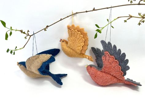 Feathered Friends Sewing Kit Set of 3 Felt Bird Ornaments - Etsy UK Felt Bird Mobile, Diy Felt Birds, Diy Felt Bird Ornaments, Bird Ornaments Diy, Taproot Magazine, Hacienda Bedroom, Felt Bird Ornaments, Christmas Ornament Diy, Felt Birds Ornaments