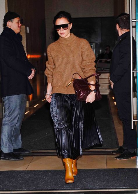 Victoria Beckham Is Bringing the Pleated Midi Skirt Back, and We’re Here For It Pleated Midi Skirt Outfit Winter, Midi Pleated Skirt Outfit, Classy Autumn, Mode Dope, Mama Fashion, Pleated Skirt Outfit, Victoria Beckham Outfits, Victoria Beckham Style, Style Transformation