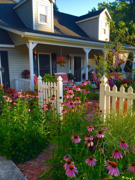 Houses With Picket Fences, Garden In Front Of Fence, English Cottage Fence, Suburban Cottage Garden, Cottage Picket Fence, Picket Fence Landscaping, Along Fence Landscaping, Landscaping Along House, Cottage Garden Fence